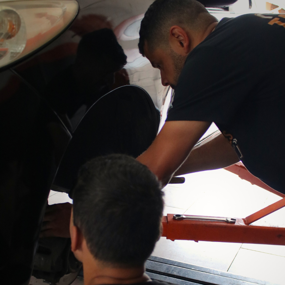 Equipe Tavares trabalhando na suspensão