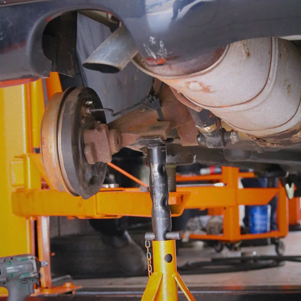 Sistema de suspensão e freios no elevador